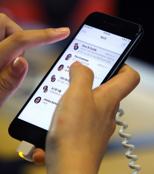 애플의 아이폰7이 한국에 출시를 시작한 21일 오전 서울 광화문 KT 매장에서 취재진이 아이폰7을 조작해 보고 있다.